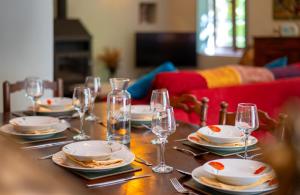 un tavolo con piatti e bicchieri da vino sopra di Independent cottage with heated pool a Lempaut