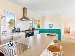 Η κουζίνα ή μικρή κουζίνα στο Tranquil Beach Retreat 2 Living Areas Sleeps 9