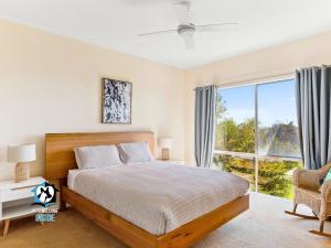 Ένα ή περισσότερα κρεβάτια σε δωμάτιο στο Tranquil Beach Retreat 2 Living Areas Sleeps 9