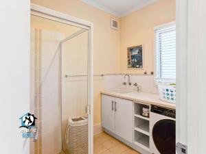 Ένα μπάνιο στο Tranquil Beach Retreat 2 Living Areas Sleeps 9 +18 φωτογραφίες