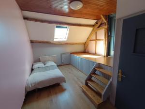 a small room with a bed and a window at Gite l'or Proche des cotes Wimereux Wissant Boulogne sur Mer in Belle-et-Houllefort