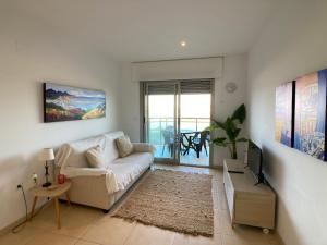 salon z białą kanapą i stołem w obiekcie Spanish Connection - Libertad 2 Playas w mieście La Manga del Mar Menor