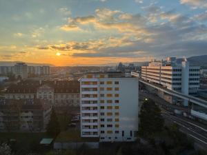 Východ nebo západ slunce při pohledu z apartmánu nebo okolí