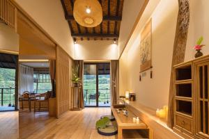 a living room with wood floors and a ceiling at 宏村塔川书院Hongcun Resort in Huangshan