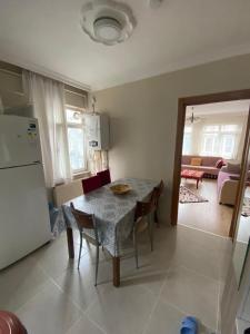 A kitchen or kitchenette at Yakup's Apartment