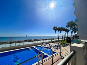 widok na basen i plażę w obiekcie Spanish Connection - Libertad 2 Playas w mieście La Manga del Mar Menor