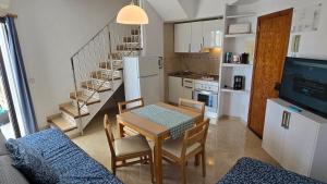 Kuchyň nebo kuchyňský kout v ubytování Marina Palmanova Apartamentos