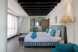 una camera d'albergo con un letto e un divano di Kathmandu Guest House by KGH Group a Kathmandu