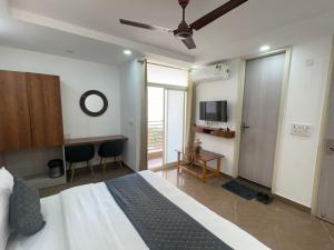 Μια τηλεόραση ή/και κέντρο ψυχαγωγίας στο Hotel Breezy Heights