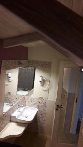 A bathroom at Agriturismo Frantoio Mafrica
