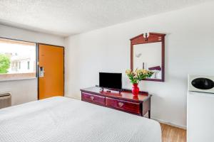 TV a/nebo společenská místnost v ubytování OYO Hotel Groesbeck