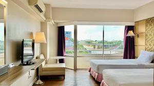 Postel nebo postele na pokoji v ubytování Ayothaya Riverside Hotel