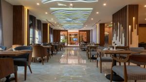 Restoran või mõni muu söögikoht majutusasutuses Sunday Emerald Hotel