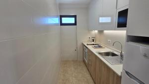 Kuchyň nebo kuchyňský kout v ubytování Marina Palmanova Apartamentos