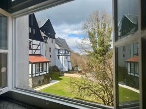 une vue depuis une fenêtre d'un groupe de maisons dans l'établissement Kavaliershaus neben Schloss Rauenstein, à Rauenstein