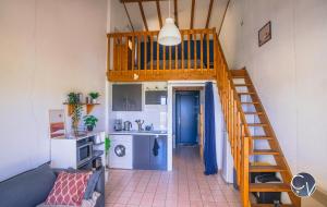 Pokój z schodami prowadzącymi do kuchni w obiekcie Sablières - Les terrasses de l’Ardèche w mieście Salavas