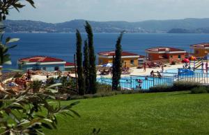 Bazén v ubytovaní Skiper Apartments & Golf Resort alebo v jeho blízkosti
