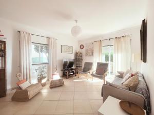 un soggiorno con un divano e una TV di Alvor Praia 14 - Ocean view villa ad Alvor