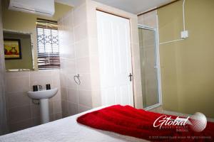 Koupelna v ubytování Global Guest House + 10 fotografií