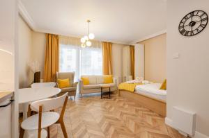 a hotel room with a bed and a dining room at SKY Home-Sun Apartament -Manufaktura, Bezpłatny Parking, Dostęp na kod in Łódź