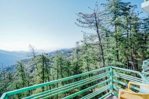 Fotografie z fotogalerie ubytování Himalayan Mountain and Valley View - Garden with bonefire - Ample Parking - Luxury Balcony rooms -by Aachman Stays!! Mashobra v destinaci Šimla