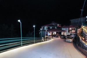 Fotografie z fotogalerie ubytování Himalayan Mountain and Valley View - Garden with bonefire - Ample Parking - Luxury Balcony rooms -by Aachman Stays!! Mashobra v destinaci Šimla