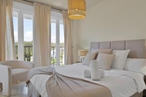 Postel nebo postele na pokoji v ubytování Palm Beach Residency - Beachside with Free Parking