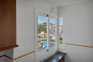 Bazén v ubytování Palm Beach Residency - Beachside with Free Parking nebo v jeho okolí