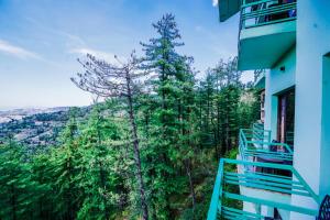 Fotografie z fotogalerie ubytování Himalayan Mountain and Valley View - Garden with bonefire - Ample Parking - Luxury Balcony rooms -by Aachman Stays!! Mashobra v destinaci Šimla