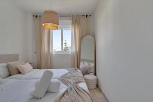 Postel nebo postele na pokoji v ubytování Palm Beach Residency - Beachside with Free Parking
