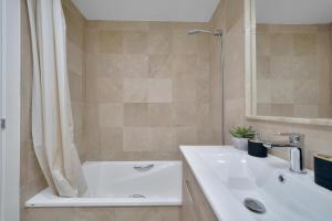 Koupelna v ubytování Palm Beach Residency - Beachside with Free Parking
