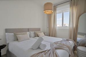 Postel nebo postele na pokoji v ubytování Palm Beach Residency - Beachside with Free Parking