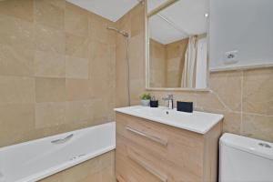 Koupelna v ubytování Palm Beach Residency - Beachside with Free Parking