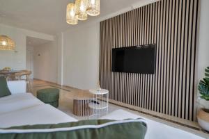 TV a/nebo společenská místnost v ubytování Palm Beach Residency - Beachside with Free Parking + 31 fotografií