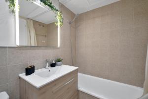 Koupelna v ubytování Palm Beach Residency - Beachside with Free Parking