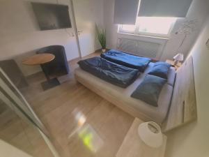 una vista sul soffitto di una camera da letto con un letto e un tavolo di FeWo Heppenheim a Heppenheim Altre 12 foto