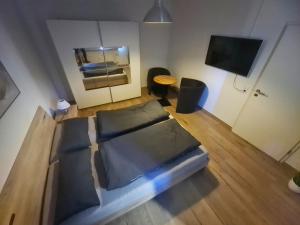 un soggiorno con un letto e una televisione di FeWo Heppenheim a Heppenheim