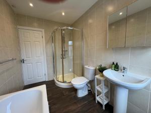 スカーバラにある45 The Square Holiday Apartments, Scarboroughのシャワー、トイレ、洗面台を備えたバスルーム +25枚の写真