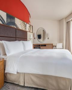 מיטה או מיטות בחדר ב-Crowne Plaza Doha - The Business Park by IHG