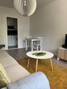 una sala de estar con un sofá y una mesa en Quietly located one-bedroom apartment near downtown, en Jyväskylä