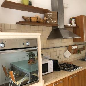 Kuchyň nebo kuchyňský kout v ubytování Casa Dorina charme e comfort a 100 m dal mare