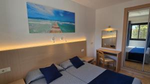 Postel nebo postele na pokoji v ubytování Marina Palmanova Apartamentos