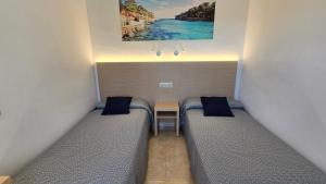 Postel nebo postele na pokoji v ubytování Marina Palmanova Apartamentos