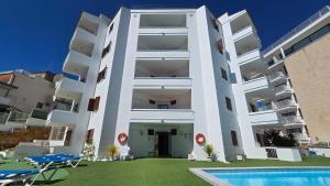 Bazén v ubytování Marina Palmanova Apartamentos nebo v jeho okolí