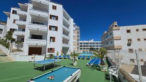 Bazén v ubytování Marina Palmanova Apartamentos nebo v jeho okolí