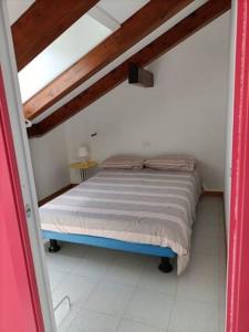 a small bedroom with a bed in a room at Casa Verde in Santa Maria Maggiore