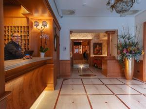 Ο χώρος του λόμπι ή της ρεσεψιόν στο Grand Hotel Europa & Restaurant
