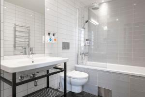 Ένα μπάνιο στο Quality Hotel The Box