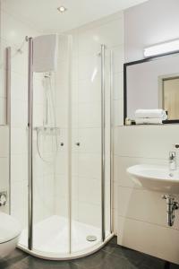 a bathroom with a shower and a sink at Meyerhof - Weingut, Vinothek & Gästehaus in Flonheim