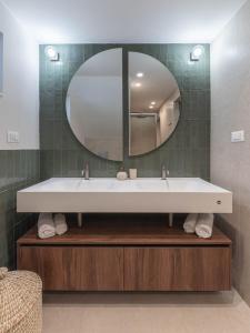 un baño con lavabo y espejo en Lemon tree apartment, en Trogir